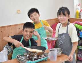 Kids cooking brunch