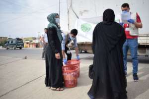 Jiyan staff delivers food baskets in Mosul