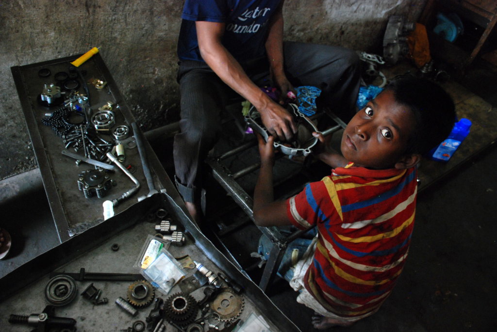 Children at hazardous works-05