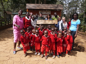 Group picture with children, teachers & volunteers