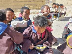 Winter school Nyisal - students having lunch