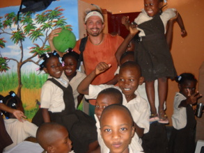 Joe, P.E. teacher intern and students