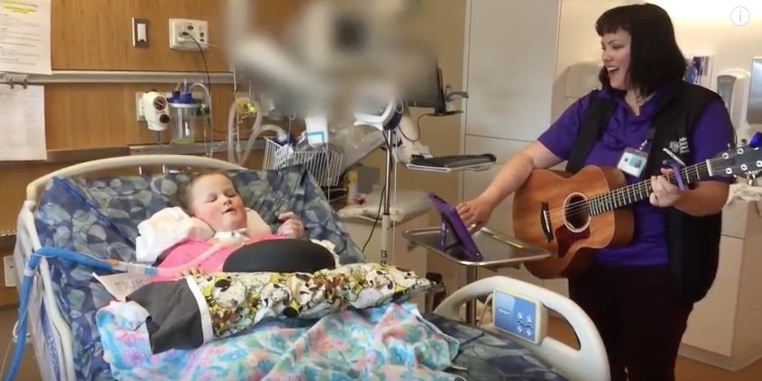 McKenzie singing for Bedstock