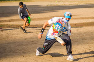 Teaching about playing with frisbee