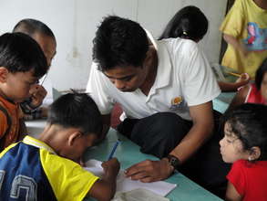 Saya Zaw Zaw teaching his students