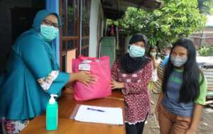 The children and their moms received the donation