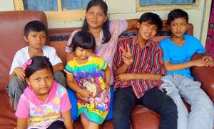 Supena with her children