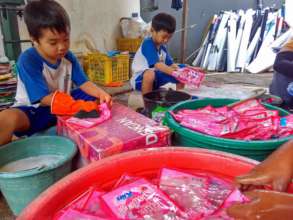 Students Learn How to Wash Trash
