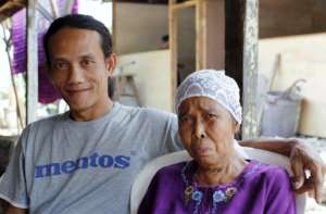 Endi and His Mother, Ibu Salim