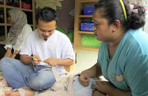 Getting instructions on making hair ornaments