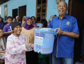 Ibu Salim, the oldest woman in the community.