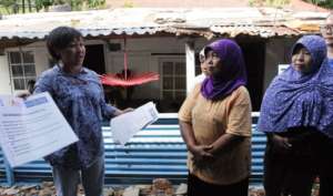 Retno Instructs on Water Purification