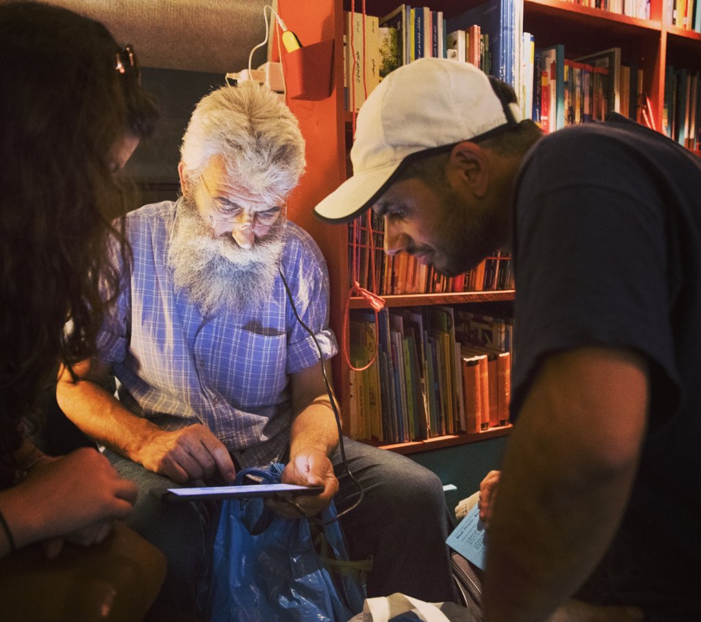 Get a mobile library to refugee camps in Greece