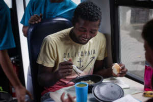Beneficiary receiving a lunch - By @andressavrm