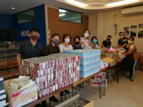 Preparing food bags for handing out to the women