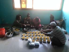 Packing freshly cooked food to distribute