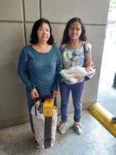 Yuliana y su mama recibiendo mercado en pandemia