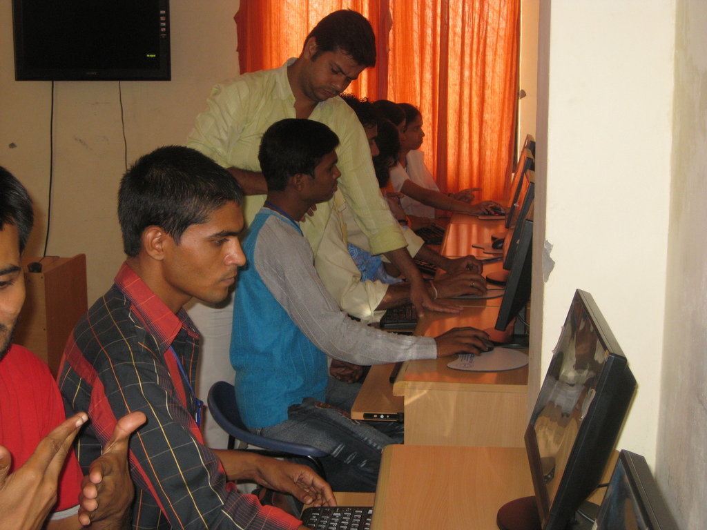 Vocational training for 100 deaf students in India