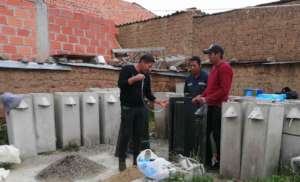 Rodrigo, Diego & Rene prep the filter casting mold