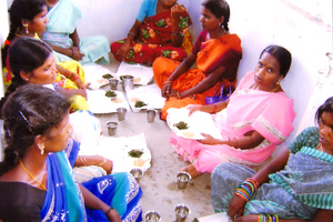 pregnant women read to eat healthy noon meal