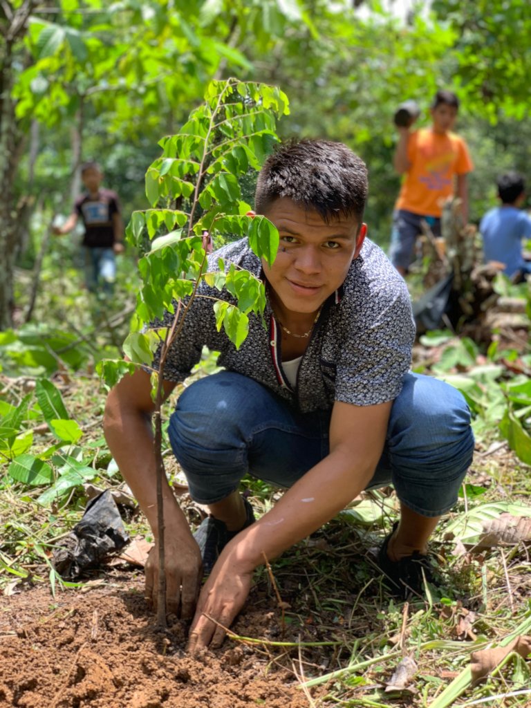 Planting fruit trees for Guatemalan families