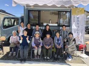 A group photo taken with the people of Ohsato