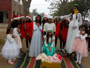 children presenting small tablu