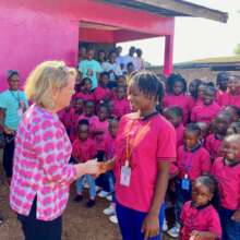 Jennifer greeting the students during her visit.