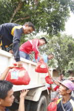 Unloading of relief packs