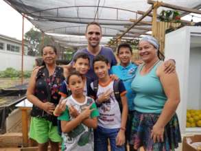 Jhoandelys receives her mom and boys in Itu.