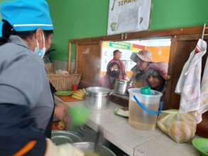 Serving lunch at Tahuantinusyo