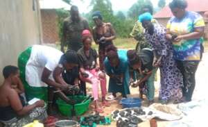 Making briquettes with a hand press and briquette