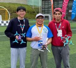 Abdias Tzul (en el centro) campeon en Quito