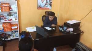 Tutor voluntario trabajando en sede municipal
