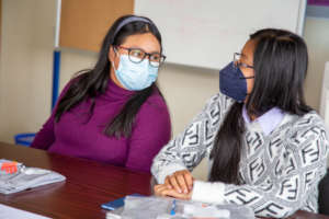 Sandra y Cecily: working together / colaborando