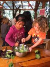 Los ninos preparando sus propios alimentos