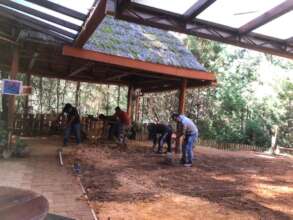 El trabajo de los padres para mejorar el patio