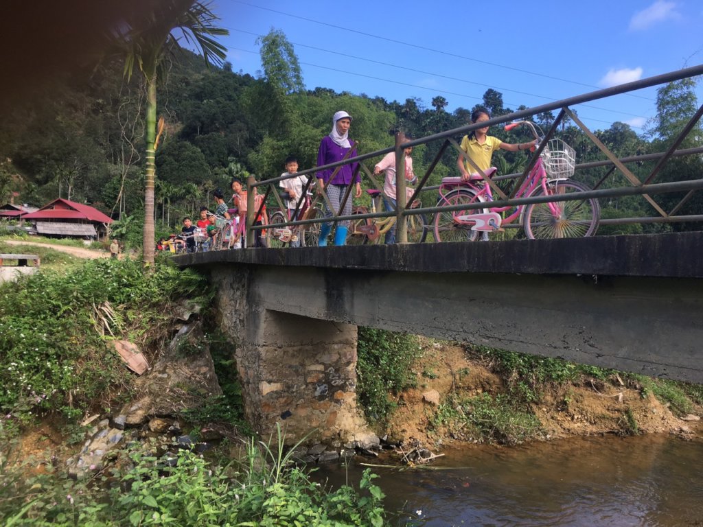 Build a reinforced concrete bridge for 2200 people