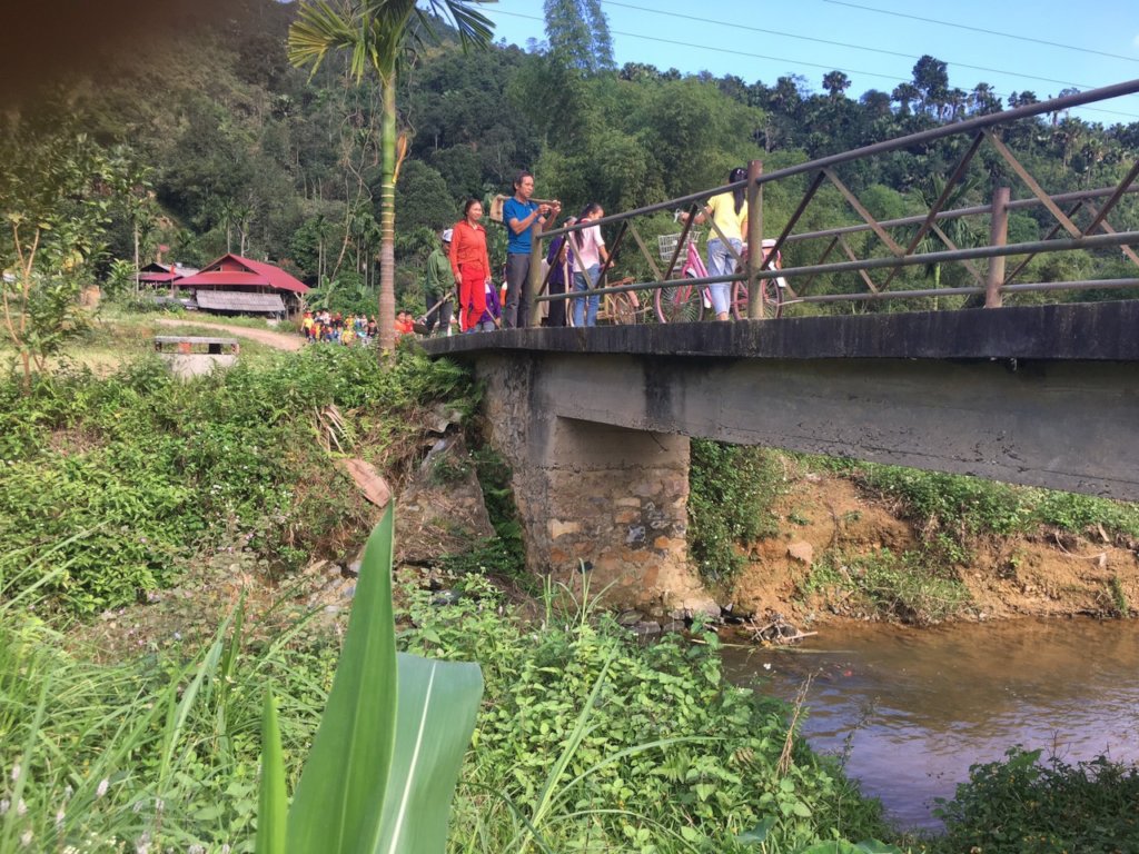 Build a reinforced concrete bridge for 2200 people