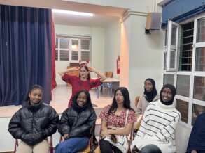 Hawasan with her friends and sisters