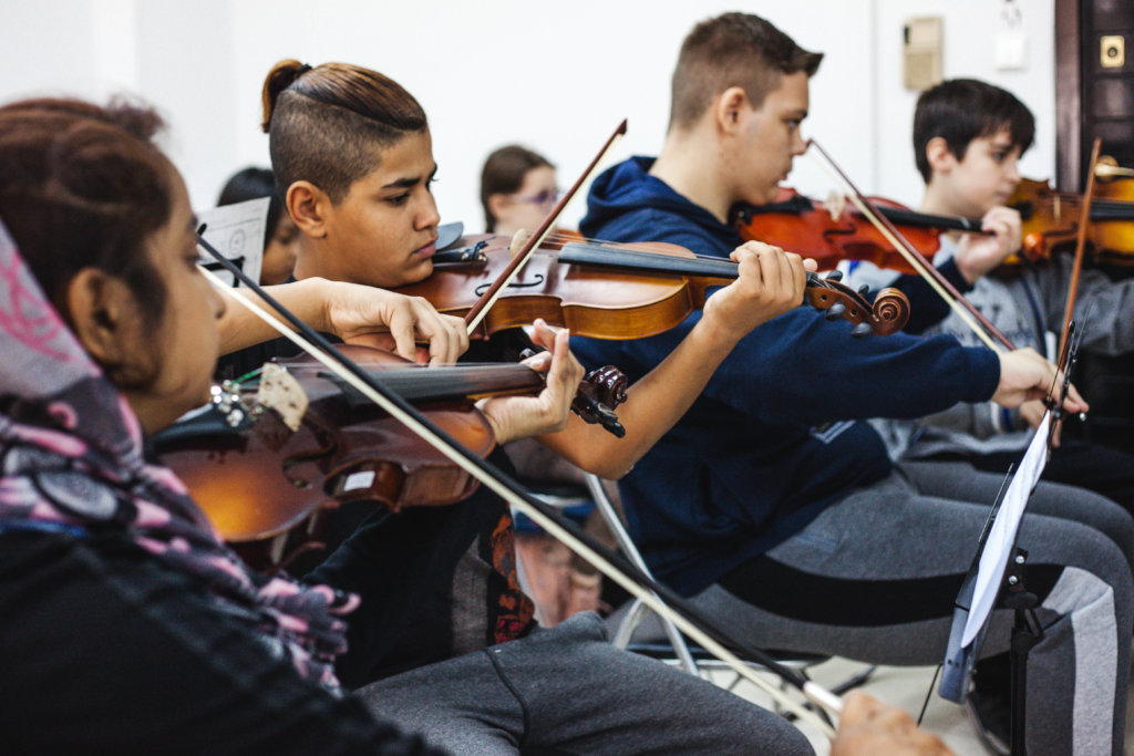 Inspire 1.500 children through music in Greece