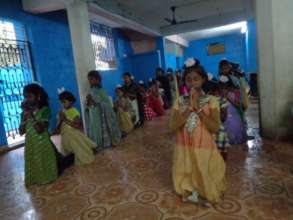 children praying