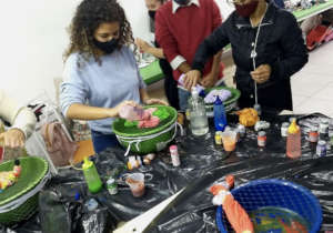 Tie-dyeing t-shirts at a Sebrae class