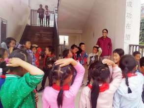 Jenny with the kids at Heshangzhuang