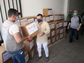 Distributing the food parcels