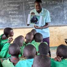 Vet talks to kids about chimpanzee health.