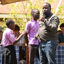 Career Speaker, Dr. Peter Apell with students.