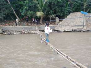 Cross the bamboos bridge to distribute the aid
