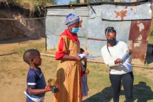 Thanda facilitator guiding guardian at delivery