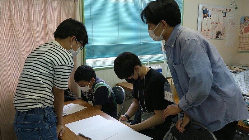 Students receiving tutoring help